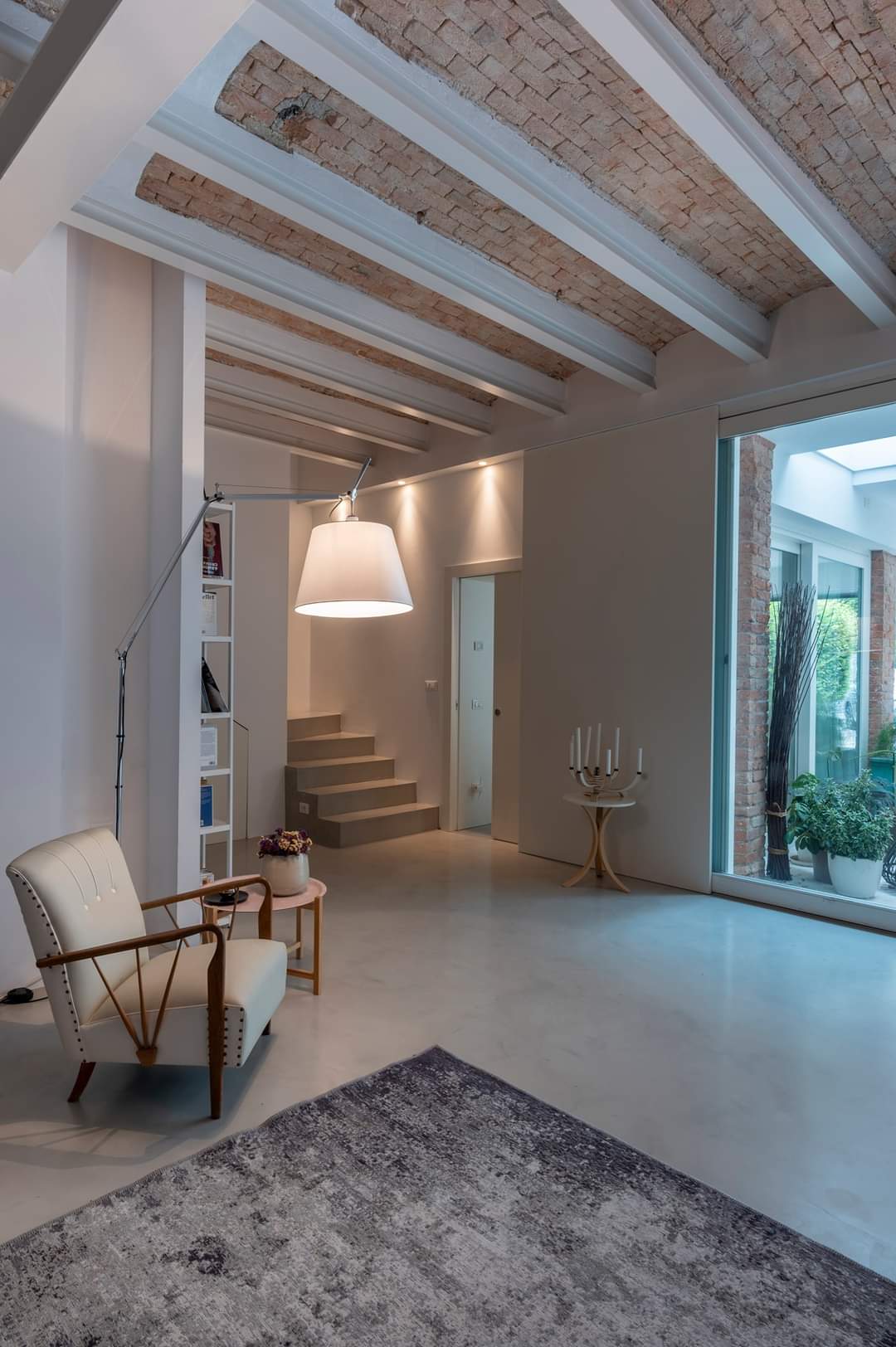 Ambiente interno tinteggiato con pareti chiare